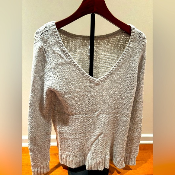 Aeropostale Gray V-Neck Open Knit Sweater Women’s XS Lightweight Casual Pullover - Picture 1 of 3